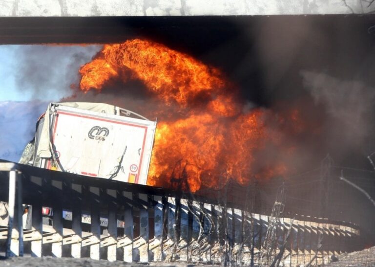 A Brescia cisterna si incendia sull’A21, sei morti