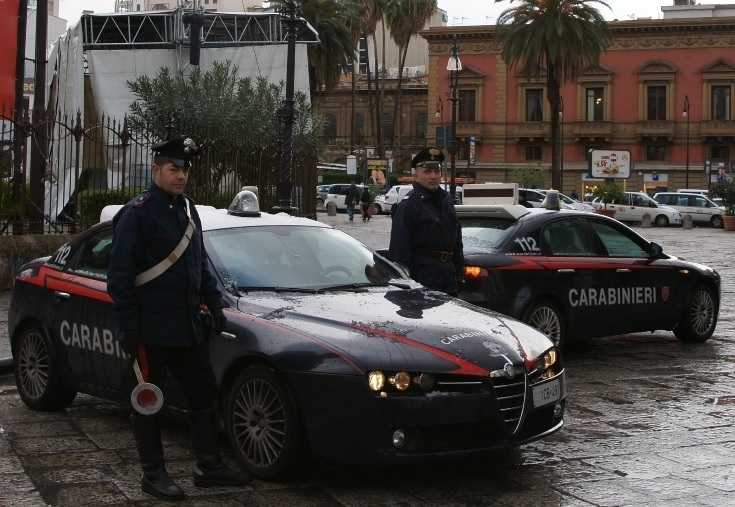 Con la scusa di chiedere una sigaretta lo aggrediscono in tre e gli rubano il cellulare. I Carabinieri ne arrestano uno