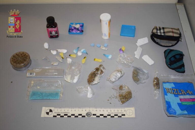 Droga party. La Polizia arresta l’affittuario di un appartamento e denuncia 23 “ospiti”: sequestrata cocaina, popper, MDMA e marijuana