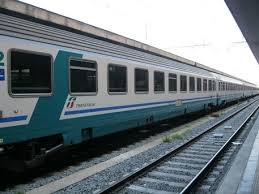 Prova a salire sul treno dal finestrino, cade gambe amputate