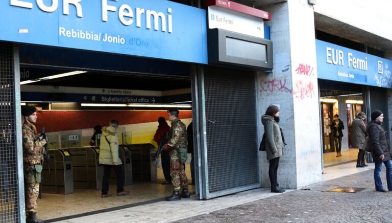 E’ stata spinta sotto la metro la donna