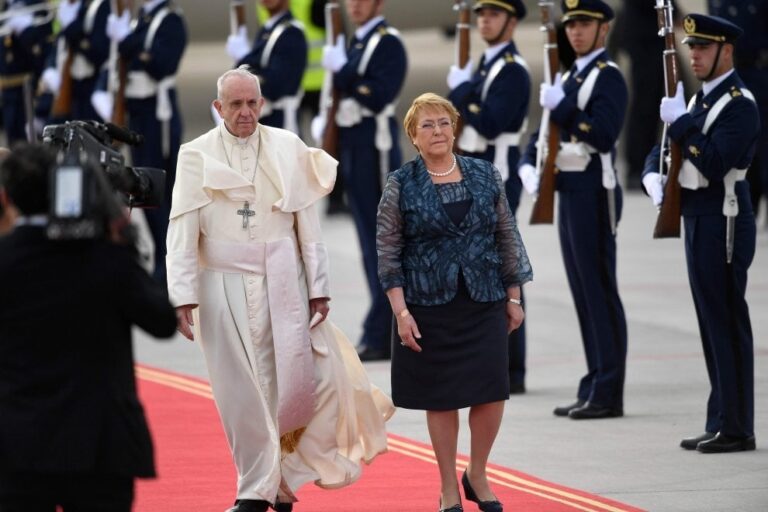 Il papa in Cile per una visita pastorale