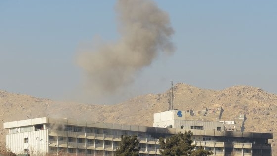 A Kabul hotel Intercontinental sotto attacco