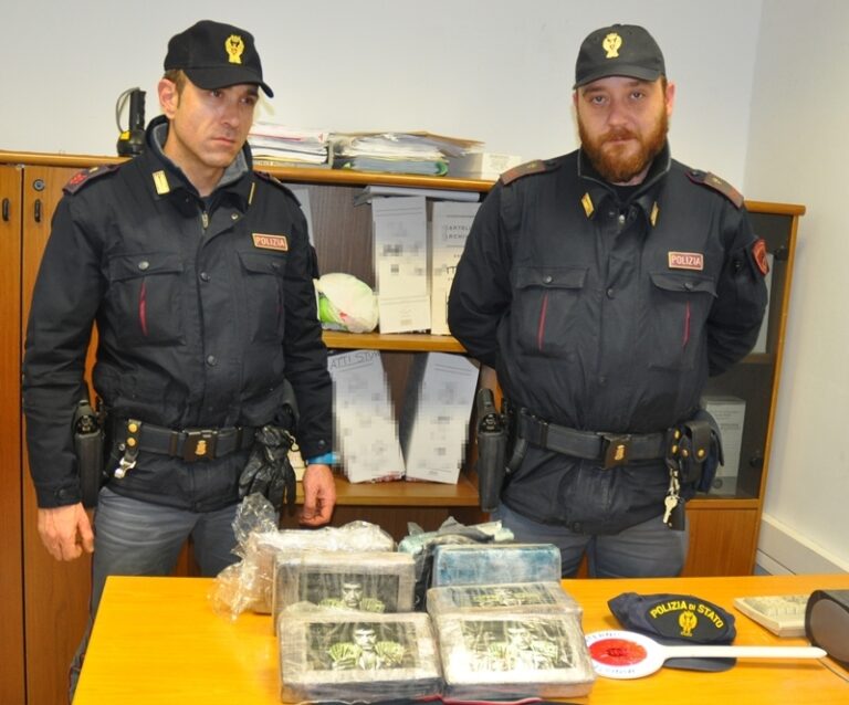 Sequestrata droga per un valore di 1.500.000,00 euro nascosta in un autocarro adibito al trasporto di cavalli