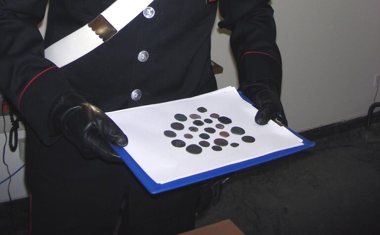Ventenne monrealese vendeva monete antiche sul web. Il Nucleo TPC dei Carabinieri li recupera e denuncia il giovane