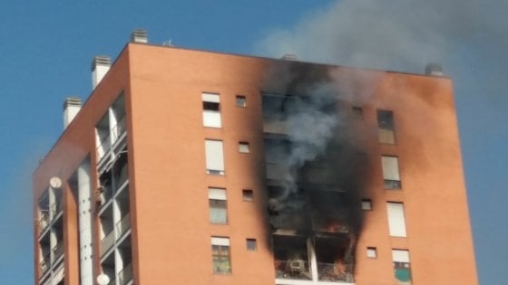 A Milano a fuoco un palazzo: grave un 13enne