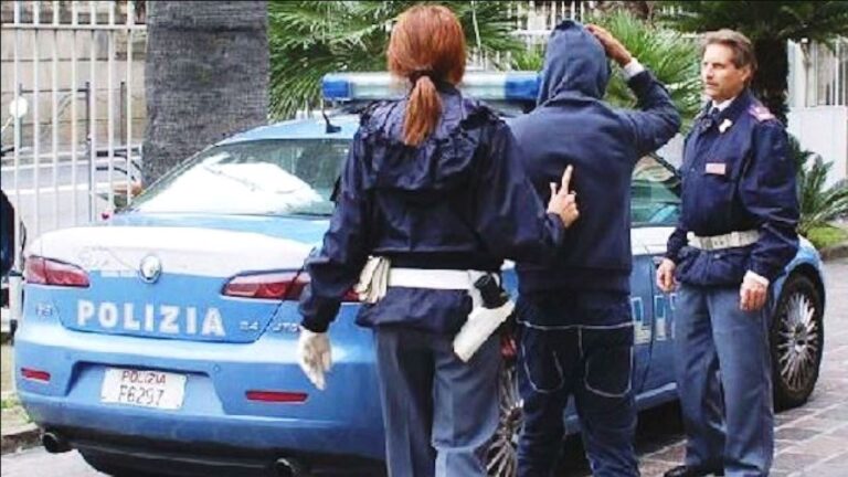 Tenta di rubare un motociclo ma viene inseguito e bloccato da un cittadino ghanese