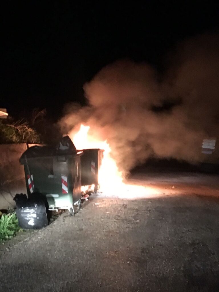 In fiamme cassonetto dei rifiuti durante i festeggiamenti di Carnevale a Collesano