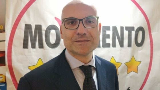 E’ massone. Il M5s non lo candida più