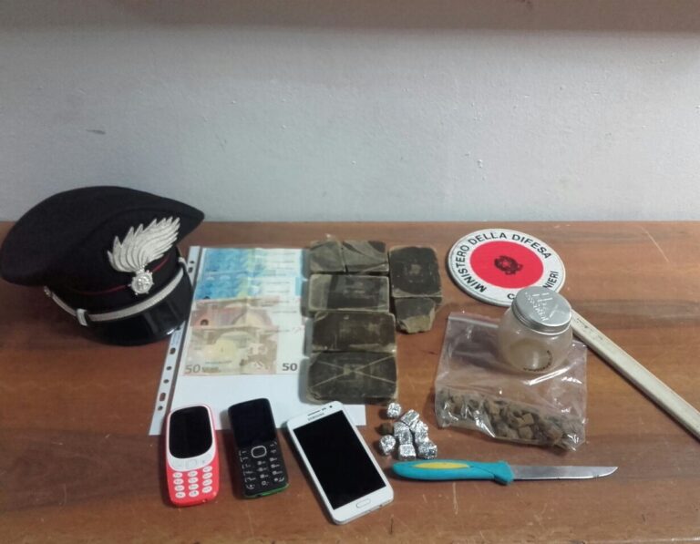 18enne custodiva sotto il letto in una scatola di cartone mezzo chilo di droga. Arrestato dai Carabinieri