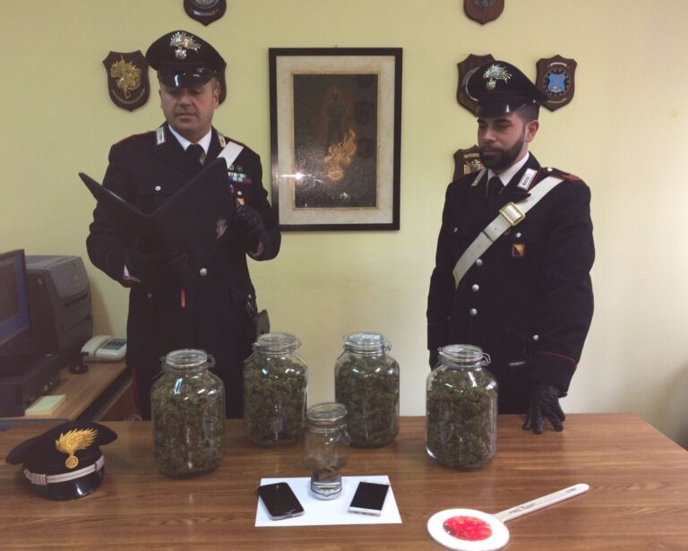 Conservava marijuana e hashish in grossi barattoli di vetro. Carabinieri arrestano 41enne