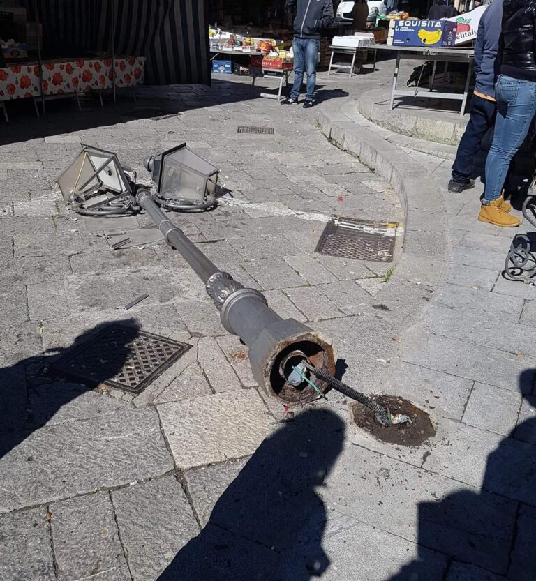 Un lampione si stacca dal suolo e colpisce un anziano