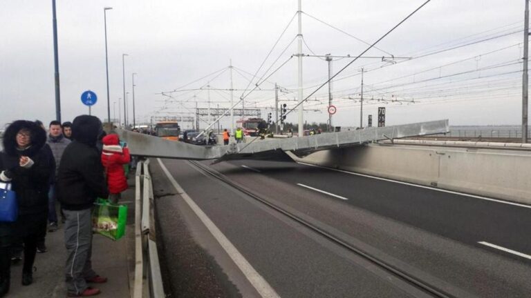 Venezia, Ponte della Libertà bloccato per crollo