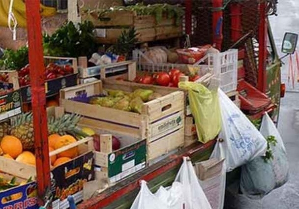 Vendeva droga nascosta tra le cassette di frutta e verdura. Arrestato ambulante