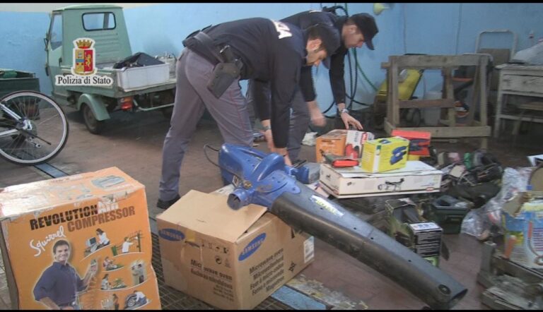 Traffico di merce rubata. La polizia scopre un magazzino stracolmo di refurtiva. Valore: centomila euro