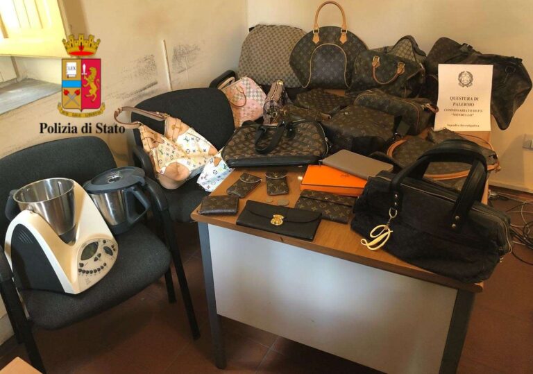 Svuota la casa della madre per comprarsi la droga. Denunciato dalla Polizia