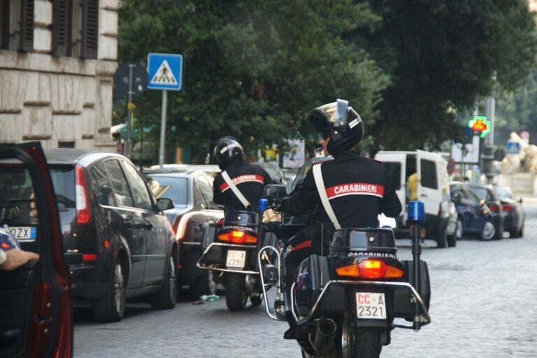 Controlli dei Carabinieri: decine di veicoli fermati e parcheggiatori abusivi nel mirino