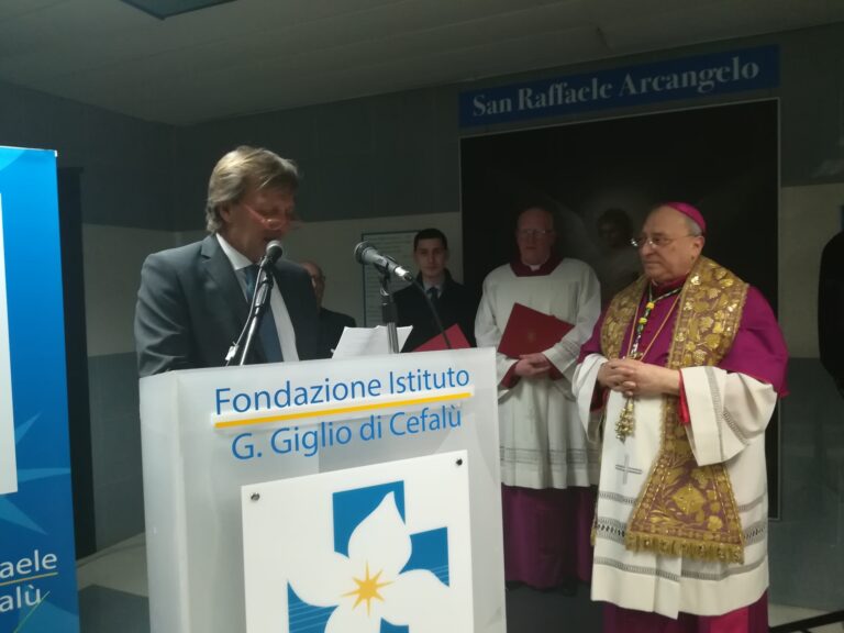 Cefalù, il neo Vescovo prima dell’insediamento visita i pazienti dell’ospedale Giglio: “non rassegnatevi, combattete la malattia”
