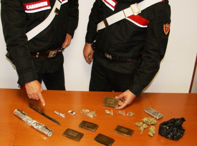 24enne trovato in possesso di hashish e marijuana pronta per essere spacciata. Arrestato dai Carabinieri