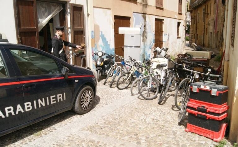 Rinvenuto dai Carabinieri un Mini-market di merce rubata. C’era di tutto: biciclette di vario tipo, climatizzatori, generatore di corrente, frigorifero, cucina a gas, affettatrice, tagliapiastrelle, piallatrice…