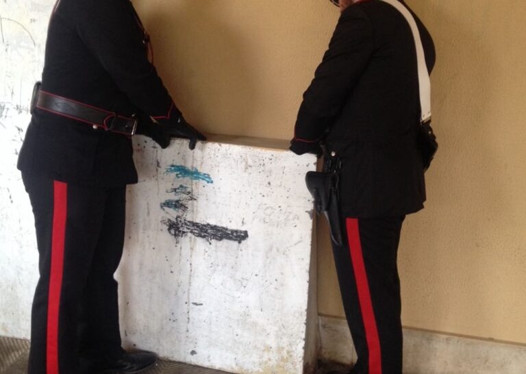 Nascondeva la droga nel vano del contatore dell’acqua. Carabinieri arrestano 28enne