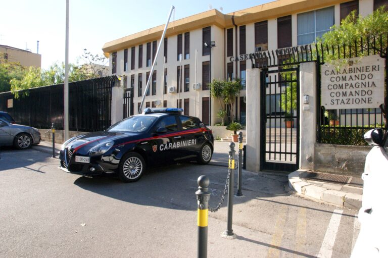 Termini Imerese, bruciavano quintali di matasse di cavi per recuperare il rame: arrestati 4 giovani