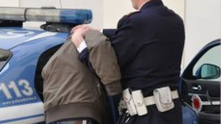 Aggredisce per l’ennesima volta la moglie davanti ai figli. Arrestato dalla Polizia