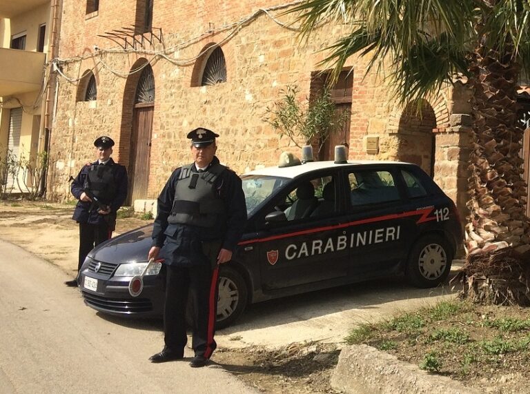 Perquisiscono l’abitazione e trovano nella credenza 41 bustine di marijuana. Arrestato