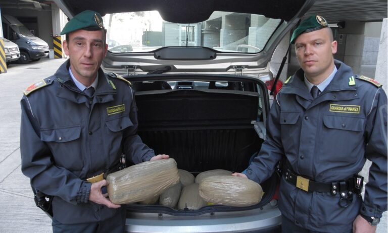Albanese trasportava in auto quasi 5 kg. di cocaina. Scoperto perché aveva parcheggiato la vettura in un’area riservata ai disabili