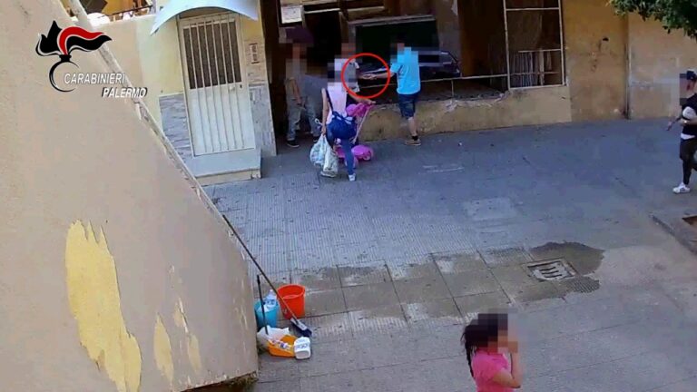 Spacciavano davanti ai bambini. I Carabinieri arrestano cinque persone