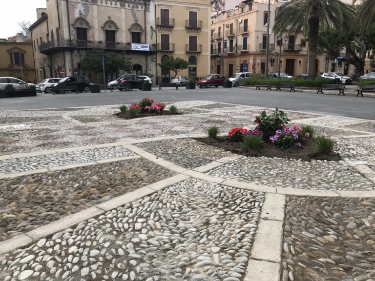 Fiori e piante per adornare piazza Duomo donati dal Rotary club di Termini Imerese