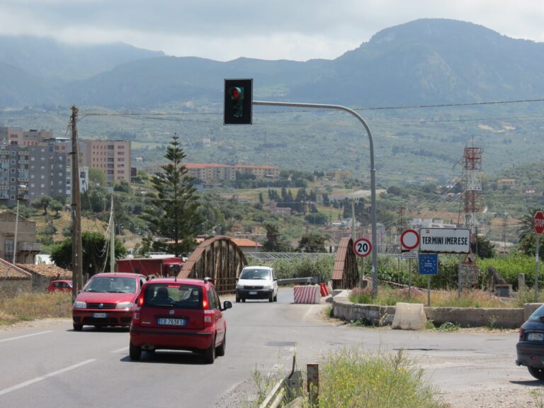 Termini Imerese, si brucia la scheda elettronica che regola il funzionamento del semaforo sul ponte San Leonardo: previsti 10 giorni di disagi