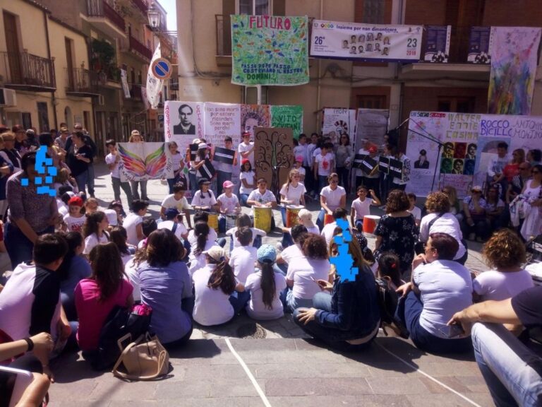 Lascari, la scuola Cinà un giorno in piazza per ricordare Falcone. Con qualche riflessione a margine…