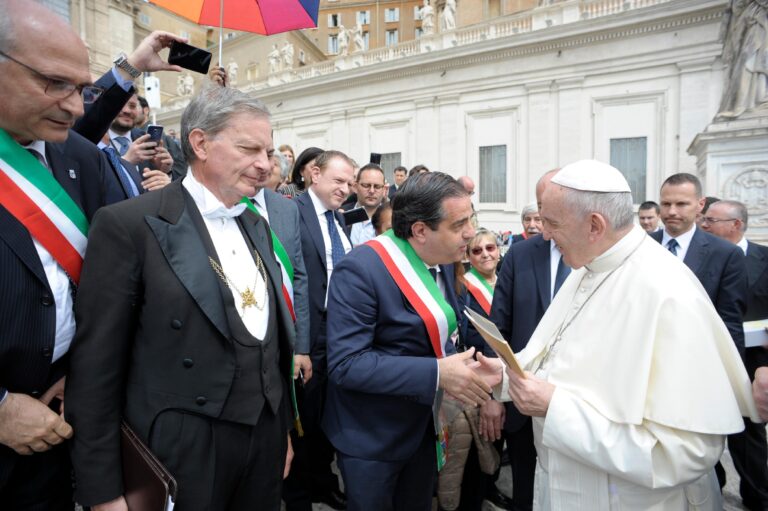 Il sindaco Giunta consegna al Santo Padre una lettera per raccontare la grave crisi che vive Termini Imerese