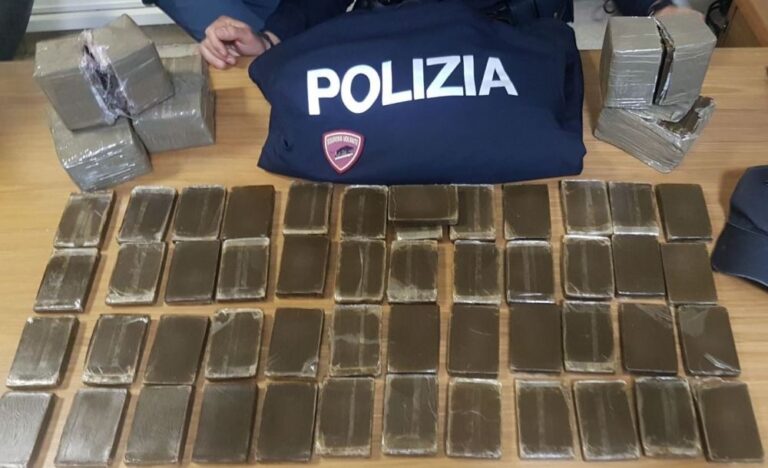 Tenta di disfarsi di 10 chili di hashish lanciandoli dalla finestra. Ma la Polizia aveva circondato la palazzina: arrestato