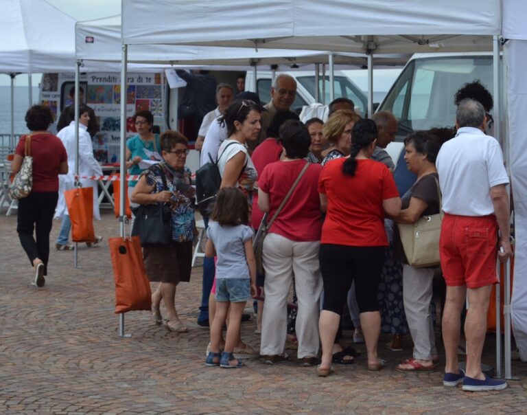 Finale di Pollina, grande afflusso di utenti per l’Asp in piazza nonostante il maltempo