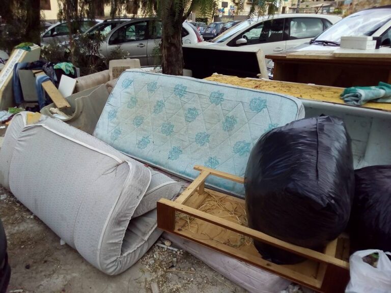 A Palermo piovono materassi, e non solo