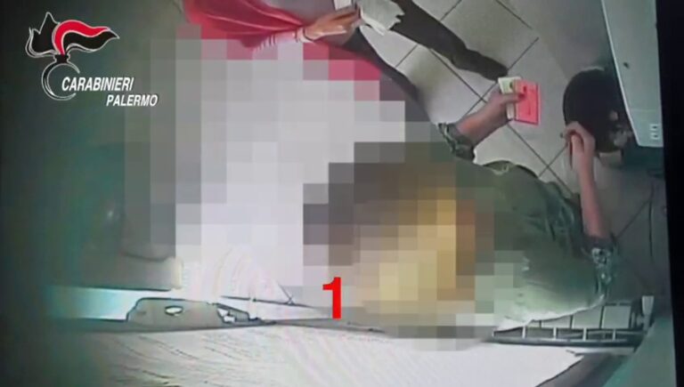 Oltre la metà degli impiegati comunali usciva per fare la spesa e i colleghi timbravano per conto degli assenti