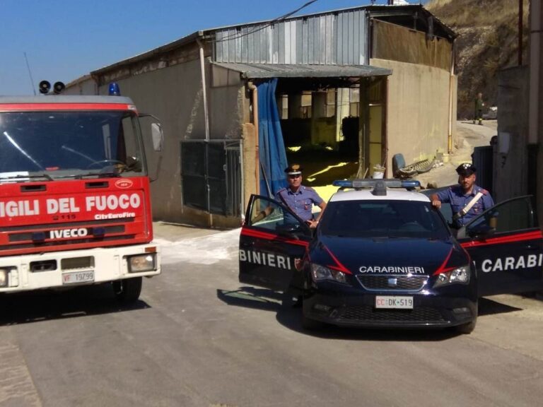 Divampa un incendio in una fabbrica di zolfo. Indagine dei Carabinieri per accertare le cause del rogo