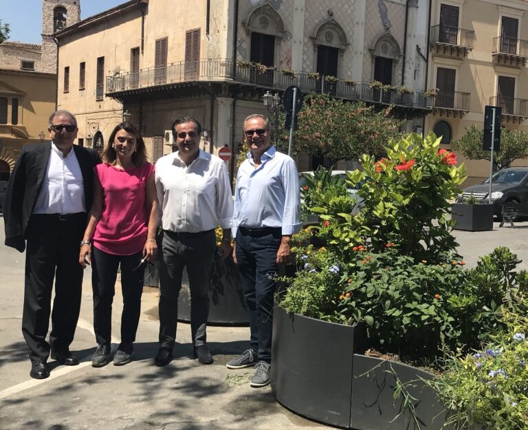 Termini Imerese: il circolo Margherita dona piante e fiori per adornare la piazza Duomo