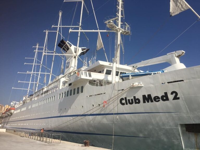 Al porto di Termini Imerese la nave da crociera Club Med 2 che ospita 700 persone