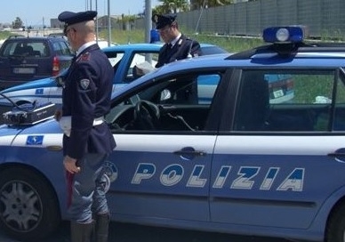 L’autobus si ferma per un guasto all’area di servizio di Scillato e i poliziotti scoprono uno straniero che trasportava mezzo chilo di marijuana