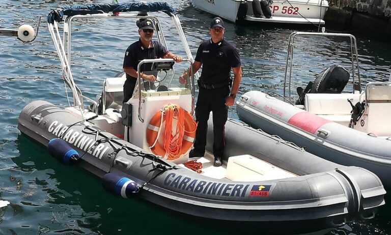 I Carabinieri intervengono per recuperare un natante in avaria