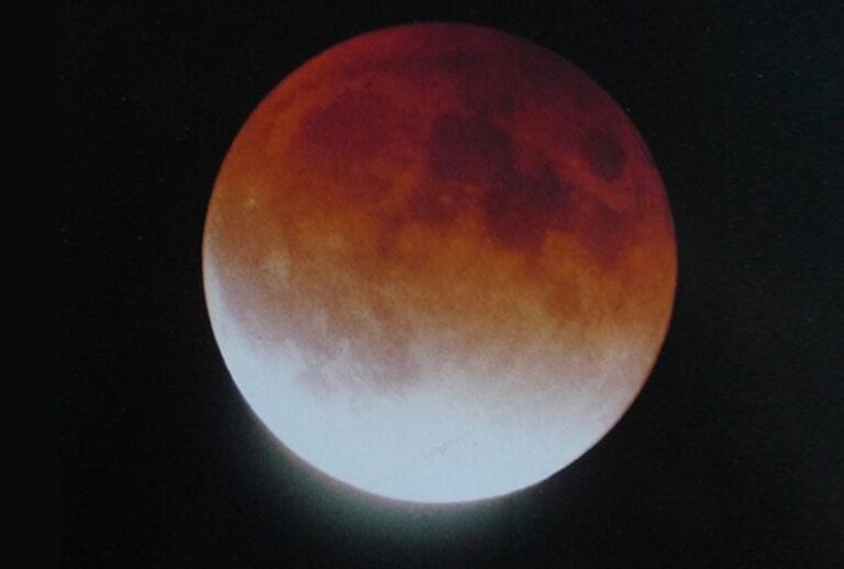 Stasera l’eclissi di luna più lunga del secolo: si potrà osservare a partire dalle 21