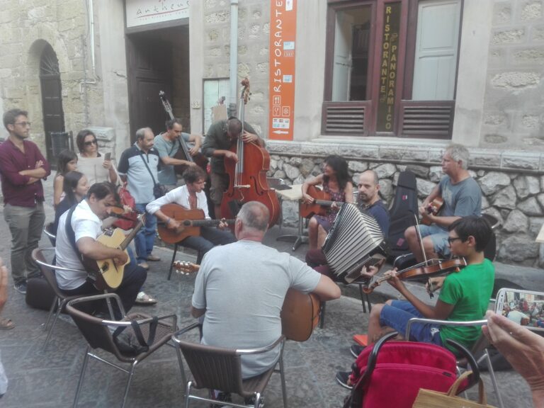 Petralia Sottana. Raduno Manouche: la musica di Django Reinhardt invade ancora le Madonie