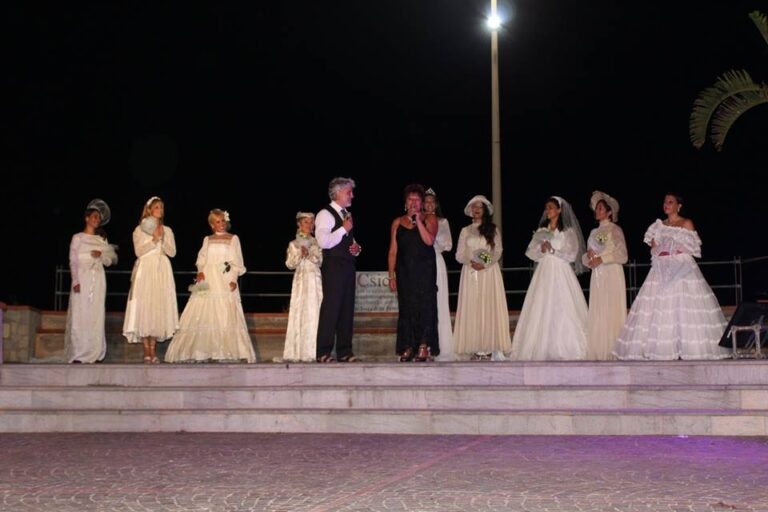 Grande successo della sfilata di antichi abiti a Isola delle Femmine