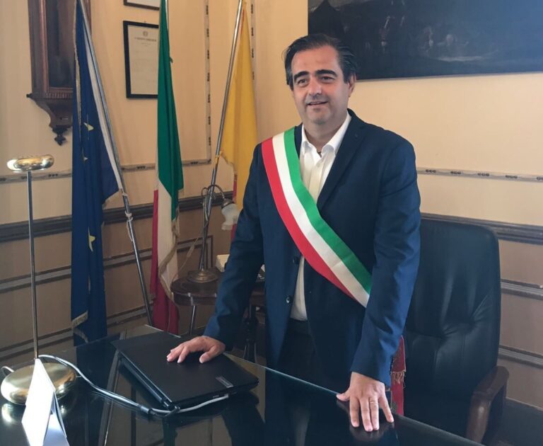 Termini Imerese. Durante la “Notte dei Tesori” al Comune un cittadino indossa la fascia di Sindaco, ma qualcuno fa una foto e la pubblica su internet. Arriva la lettera di scuse ma anche la segnalazione ai Carabinieri