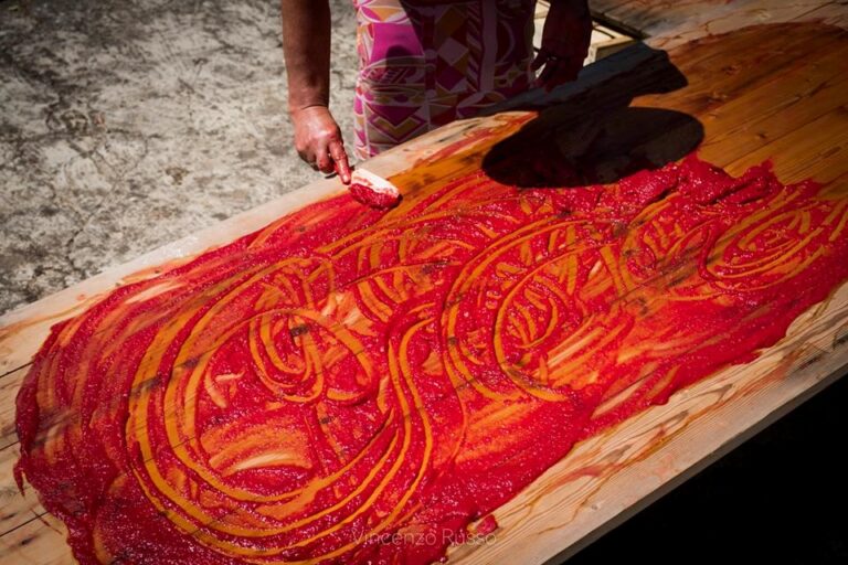 L’oro rosso della terra: rito del pomodoro e tour a Villa Castelnuovo