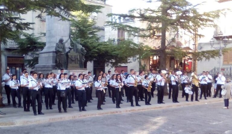 “La marcia sinfonica”: concerto della banda musicale “Giuseppe Verdi” nella piazza Duomo di Petralia Soprana