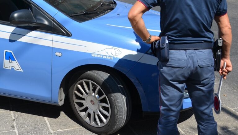 Vende droga al dettaglio con la bicicletta a pedalata assistita. Arrestato dalla Polizia